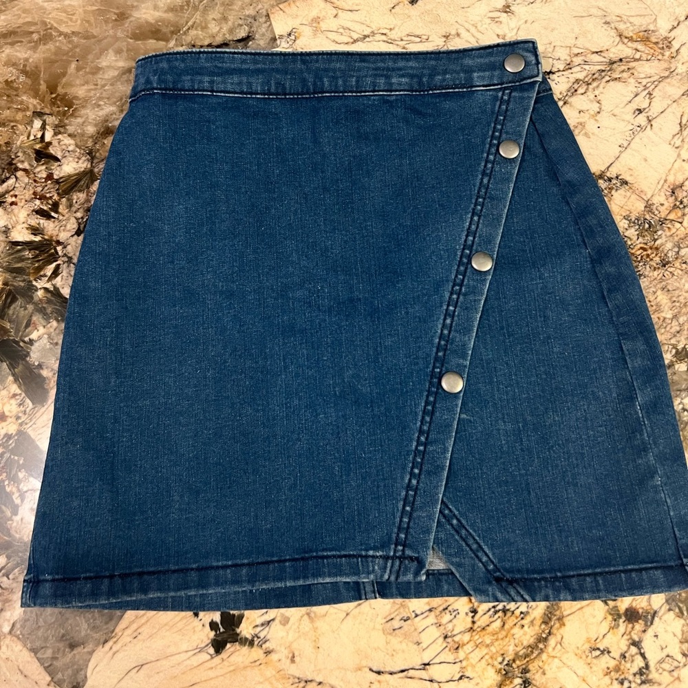 Like new Free People size 8 mini denim skirt.